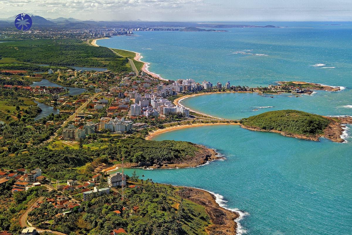 Imagem mostra a enseada azul que é um dos melhores pontos turísticos de guarapari