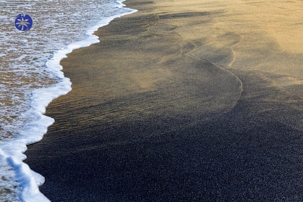 Imagem mostra a praia da areia preta, que é um dos lugares mais bonitos de guarapari