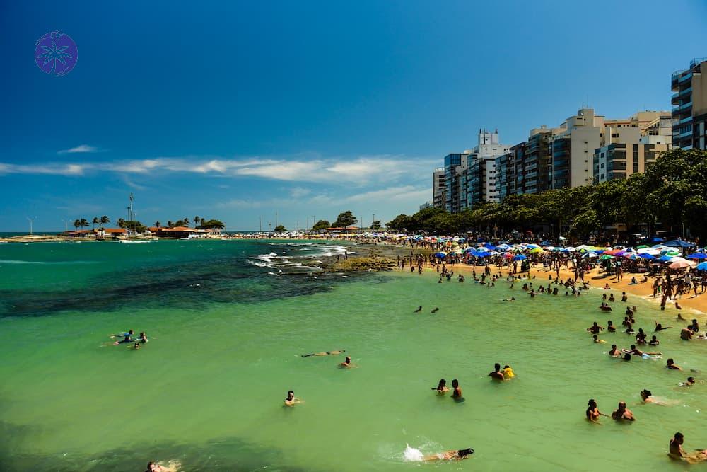 Imagem mostra a praia das castanheiras em guarapari, um dos melhores lugares para ver, e atividade para fazer na cidade