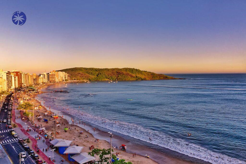 Imagem mostra a praia do morro que é um dos melhores pontos turísticos de Guarapari