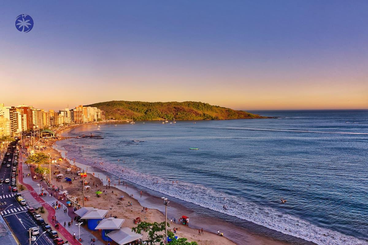 Imagem mostra a Praia do Morro que é uma das várias para curtir depois de saber como chegar a Guarapari.