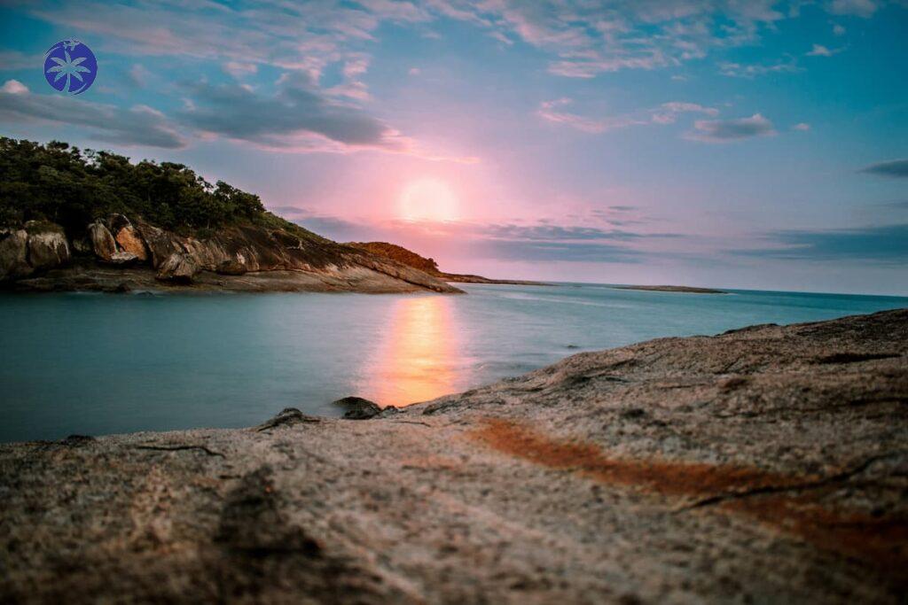 imagem mostra o sol em guarapari, uma cidade sensacional para visitar se voce souber quantos dias ficar