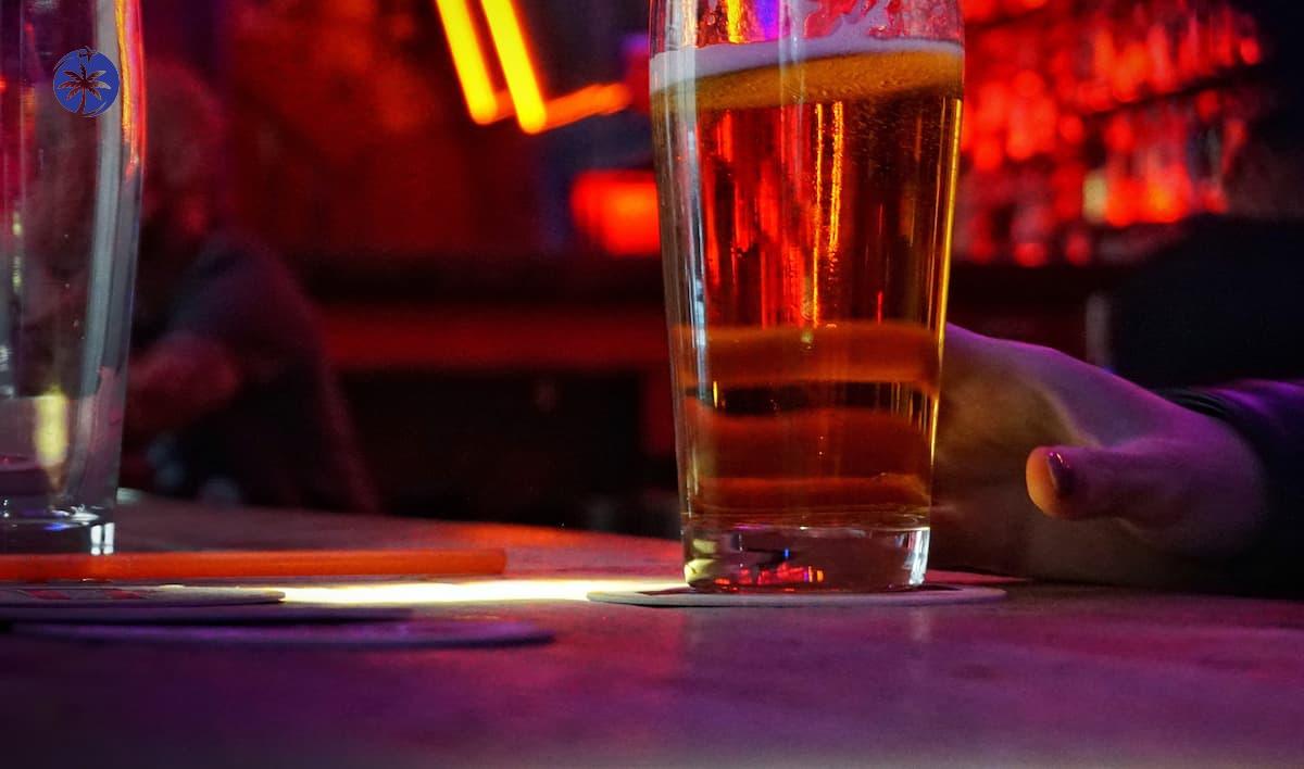 Imagem mostra copo de cerveja em bar de guarapari