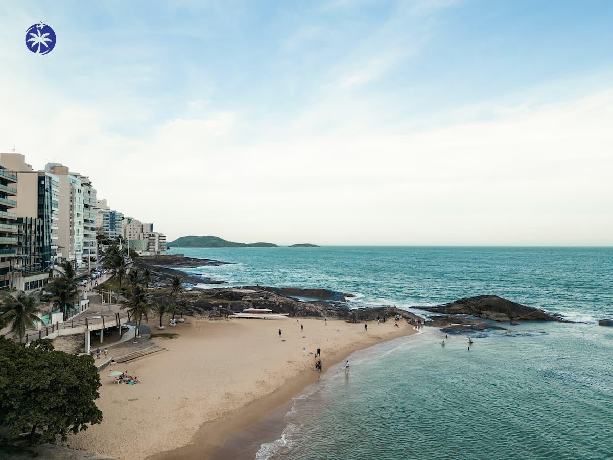 Imagem mostra praia de guarapari