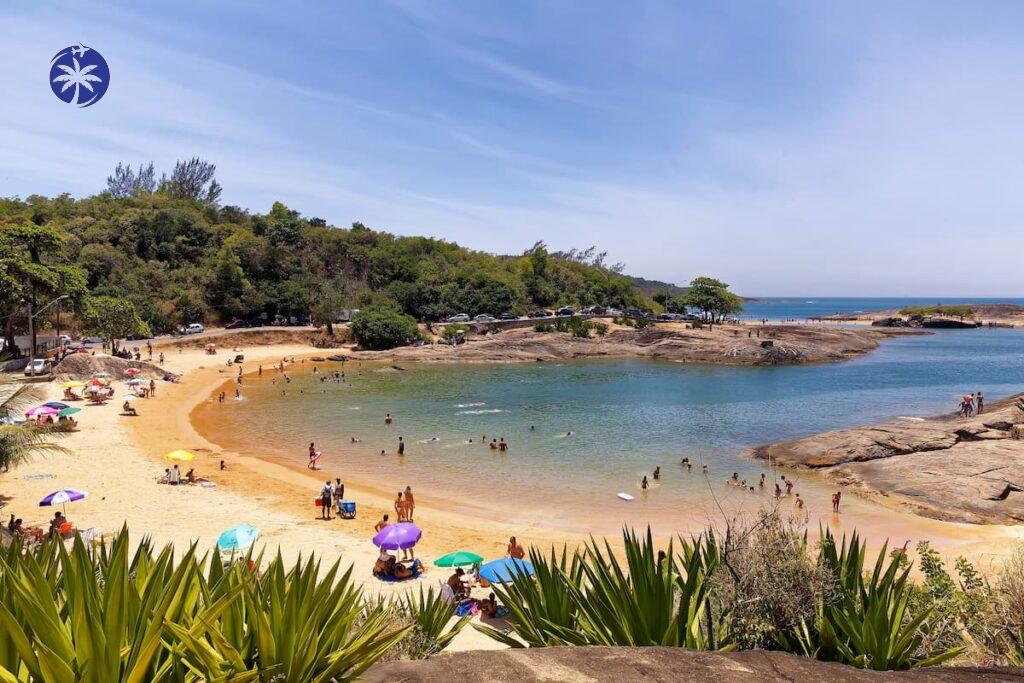 Imagem mostra a praia de setiba em guarapari