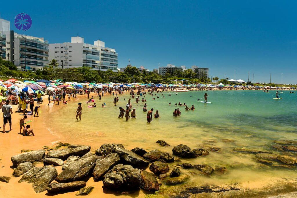 Imagem mostra a praia de Bacutia que é uma das melhores de praias de guarapari