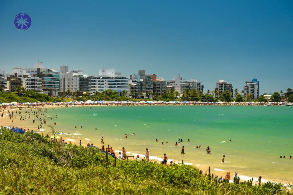 Imagem mostra a praia de peracanga que é uma das melhores de praias de guarapari