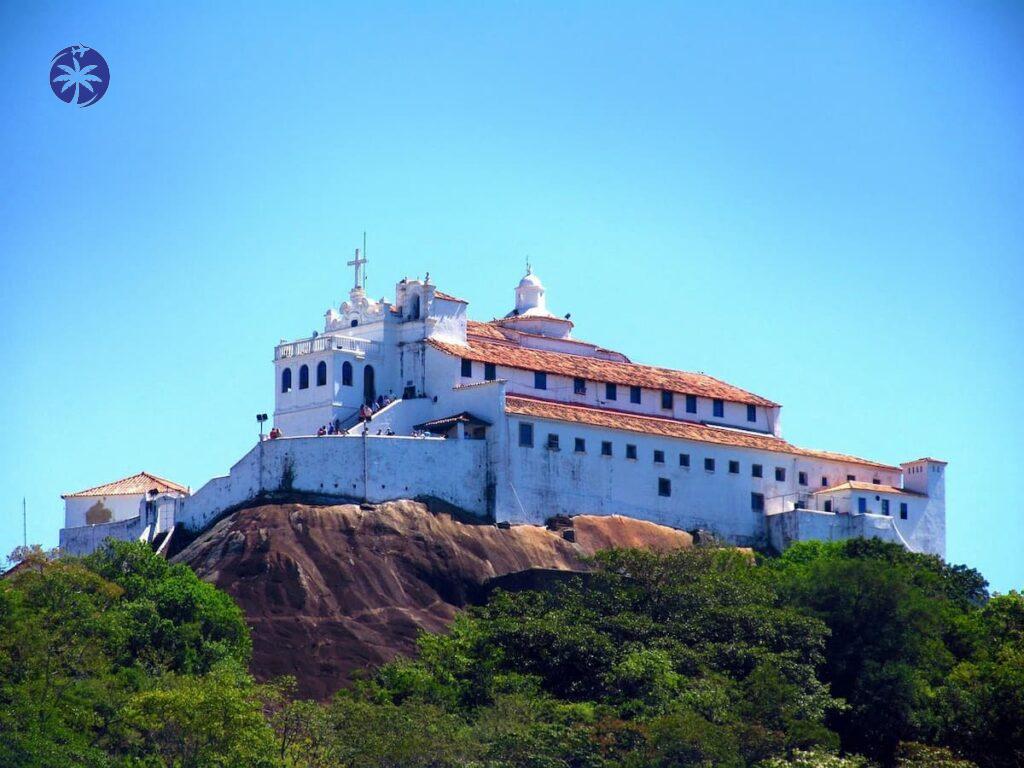 Imagem mostra o Convento da Penha em Vila Velha, um dos destinos imperdíveis no Espírito Santo.