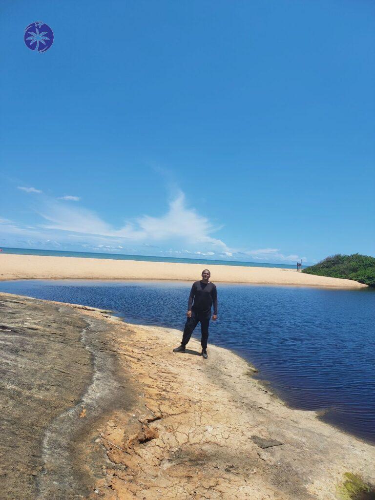 Imagem mostra turista apreciando dia lindo no Parque Estadual Paulo César Vinha em Guarapari, ES.