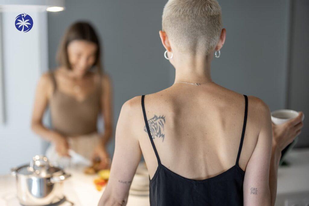 Imagem mostra mulheres na cozinha preparando refeição.