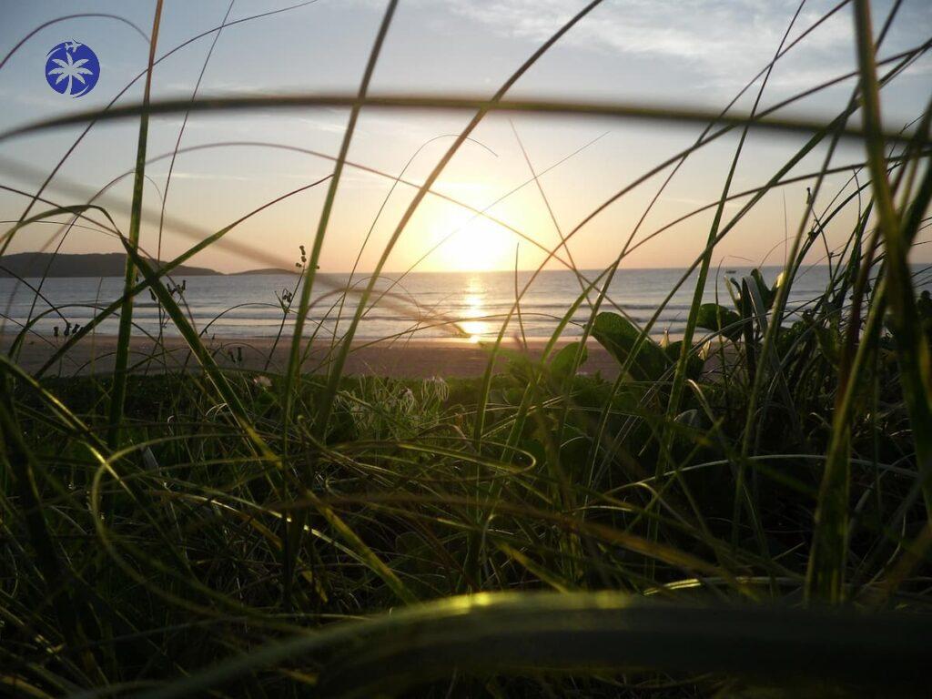 Imagem mostra sol nacendo e mar calmo em Guarapari/ES.