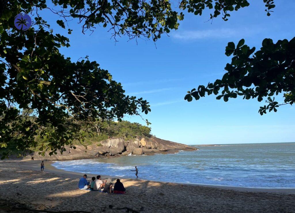 Imagem mostra mar calmo e ambiente tranquilo na Enseada Azul em Guarapari.