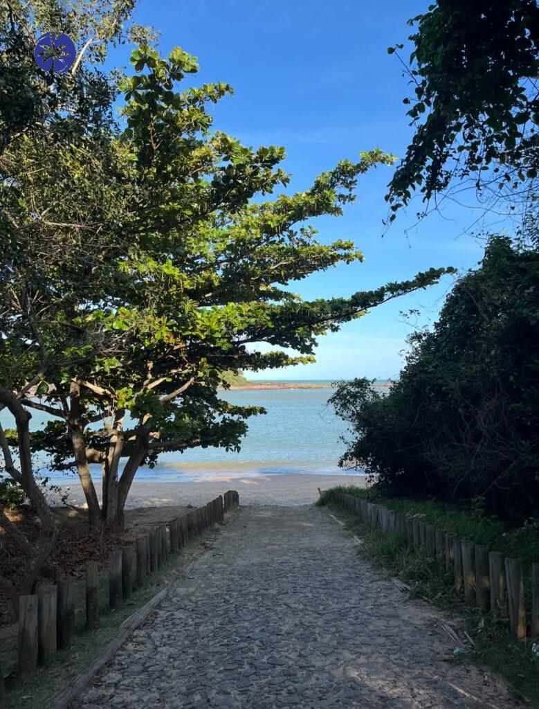 Imagem mostra praia rústica e tranquila em Guarapari.