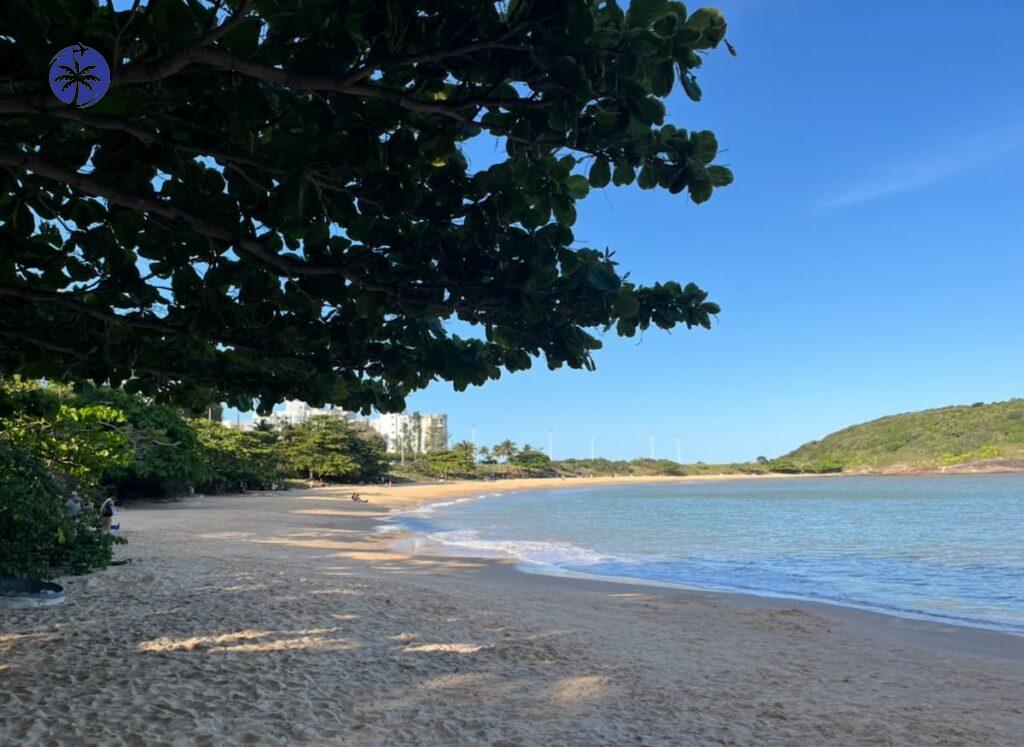Imagem mostra Praia da Bacutia em Guarapari.
