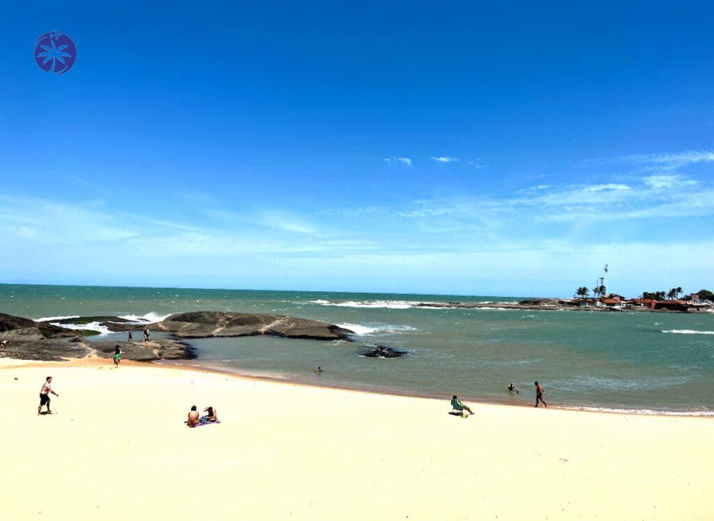 Imagem mostra Praia dos Namorados na região central de Guarapari.
