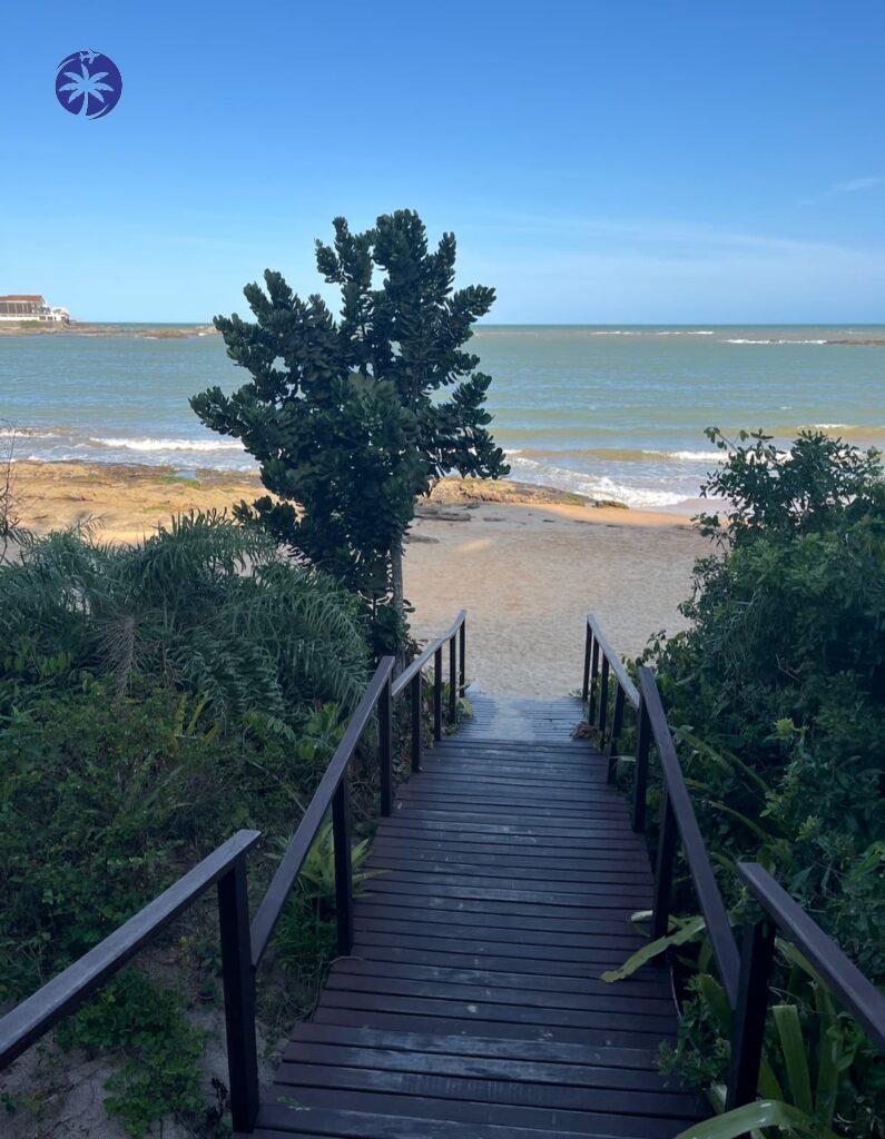 Imagem mostra céu azul e dia lindo na praia em Guarapari–ES.