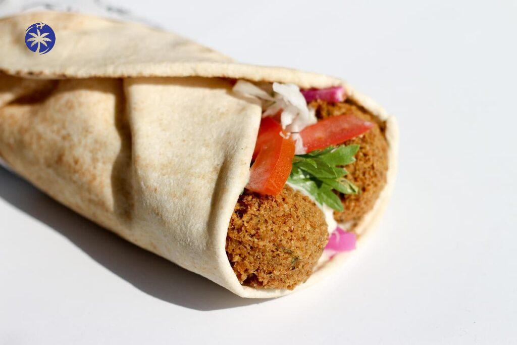 Imagem mostra um delicioso sanduíche de comida árabe, servido em um dos melhores restaurantes de comida árabe em Guarapari