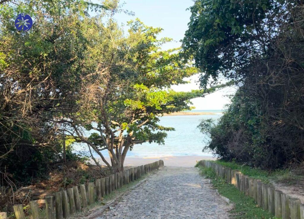 Imagem mostra a Praia da Bacutia na Enseada Azul em Guarapari.