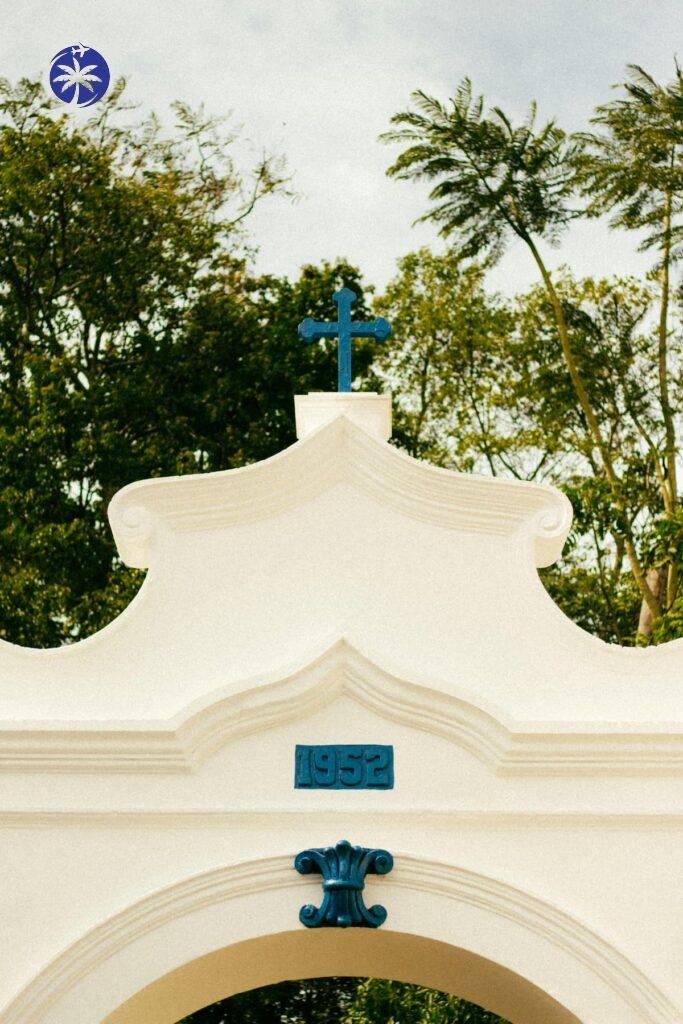 Imagem mostra fachada de igreja em Anchieta, uma das cidades perto de Guarapari.