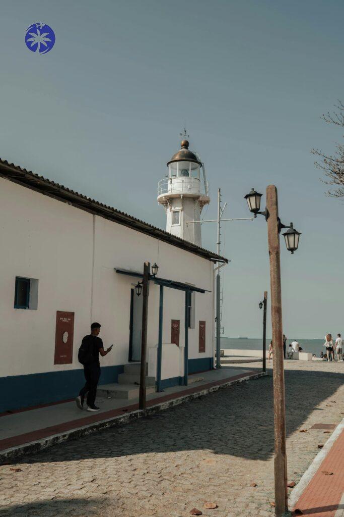 Imagem mostra praia de Marataízes, Espírito Santo, Brasil.
