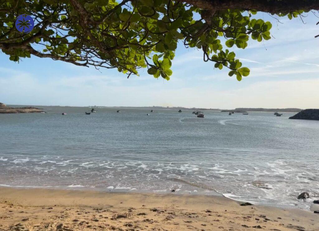 Iamgem mostra Praia de Meaípe na Enseada Azul Guarapari.