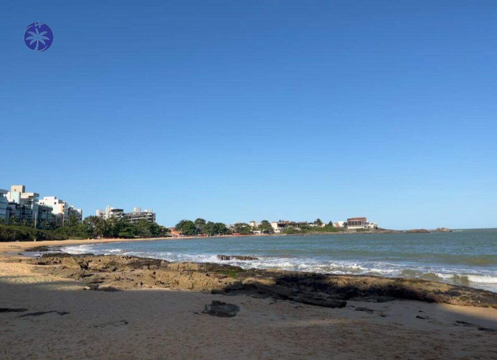 Imagem mostra Praia de Peracanga em Guarapari.