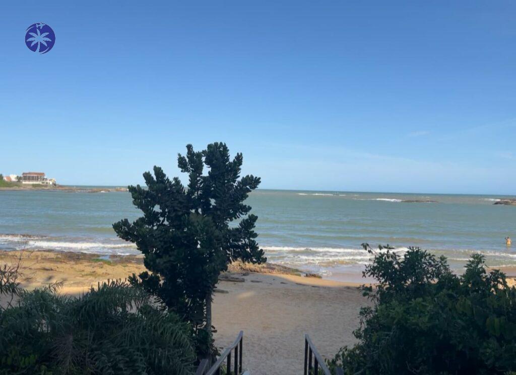 Imagem mostra Praia de Peracanga em Guarapari.