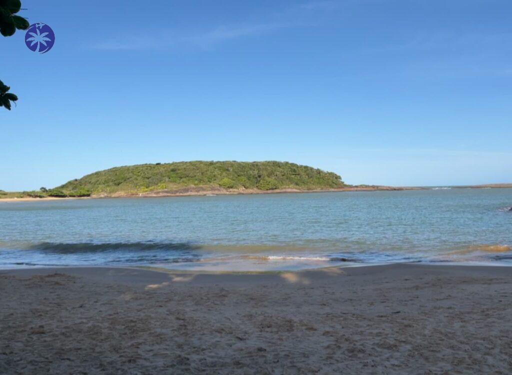 Imagem mostra Praia da Bacutia em Guarapari, ES.