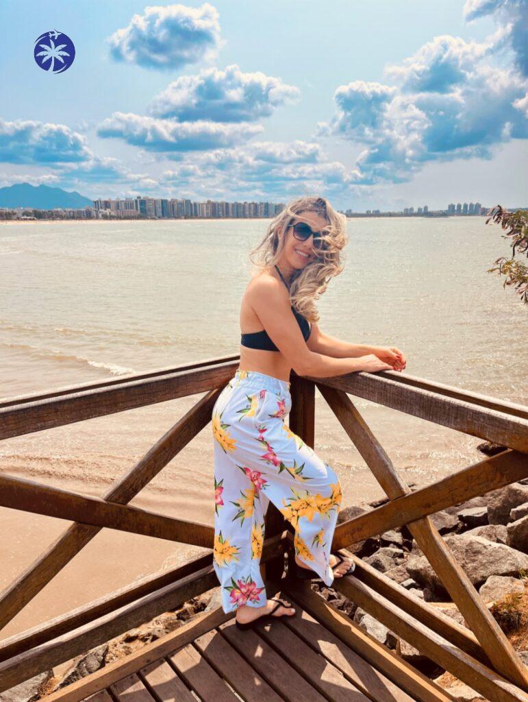 Imagem mostra turista na Praia de Camburi em Vitória, no Espírito Santo.