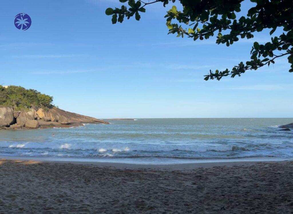 Imagem mostra Praia dos Padres em Guarapari.