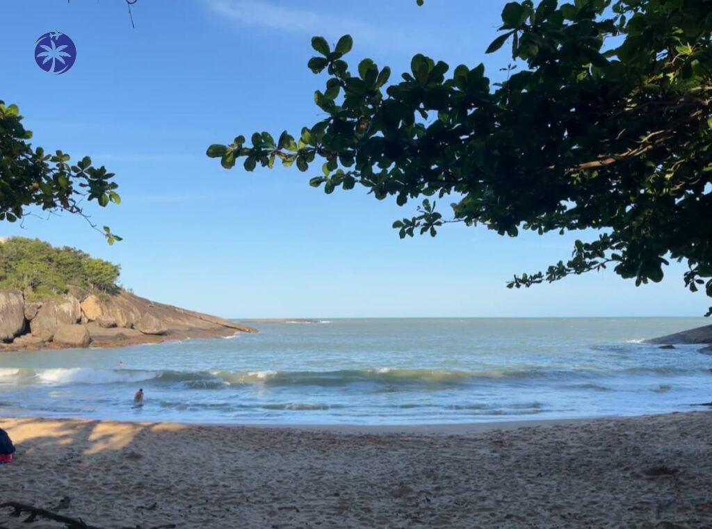 Imagem mostra a Praia dos Padres na Enseada Azul em Guarpari.