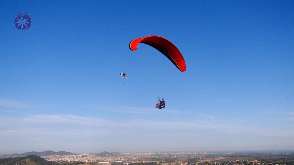 Imagem mostra prática de voo livre em Piúma, no Espírito Santo.