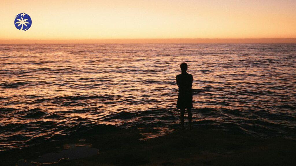 Imagem mostra anoitecer na Praia do Riacho em Guarapari.