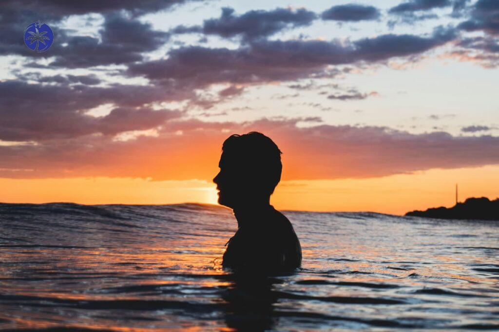 imagem mostra pôr do sol na Praia do Riacho, uma das belas praias de Guarapari.