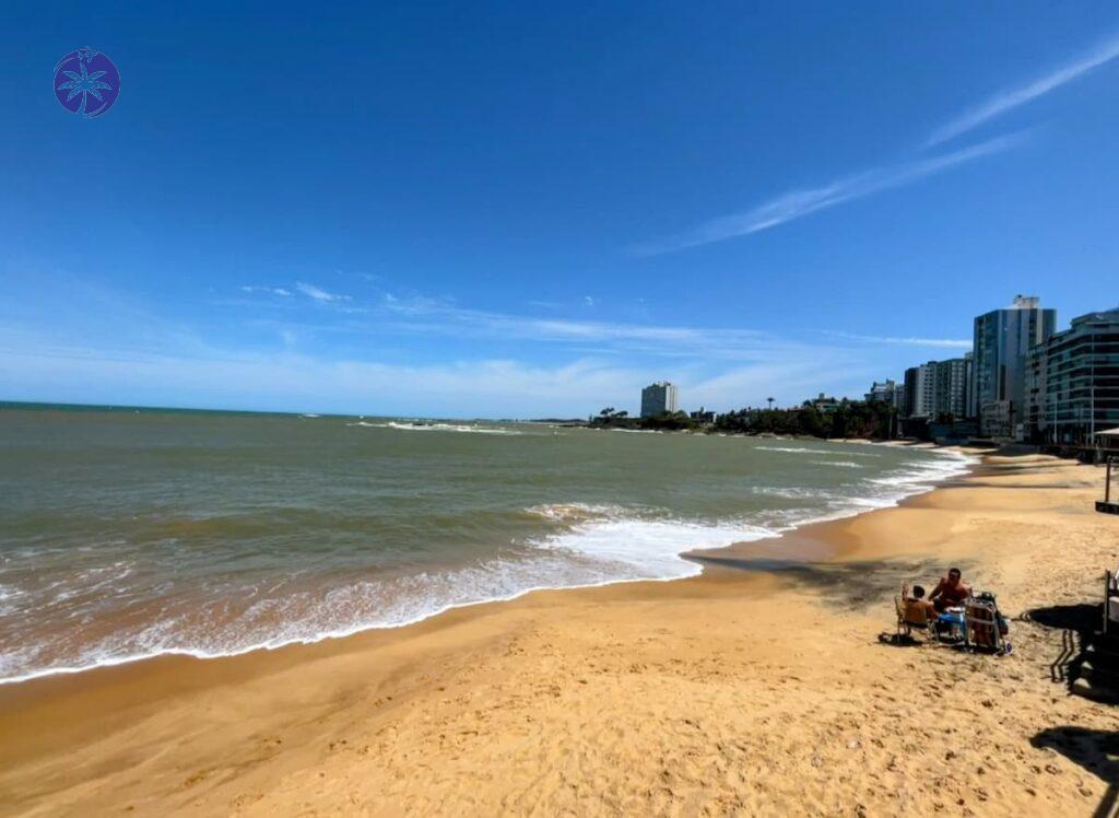 Imagem mostra Praia da Areia Preta em Guarapari, Espírito Santo.