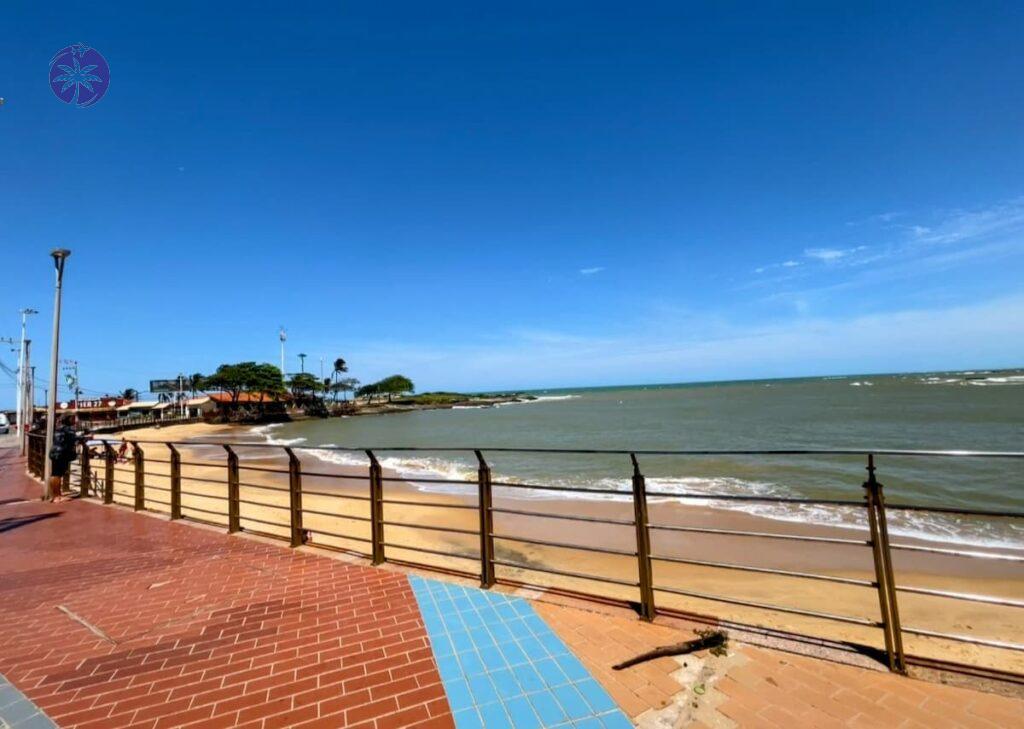 Imagem mostra Praia tranquila em Guarapari.