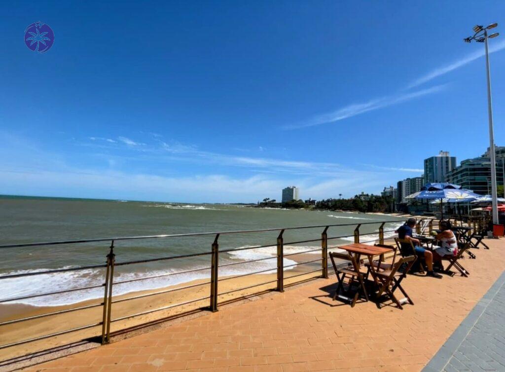 Imagem mostra Praia da Areia Preta em Guarapari.