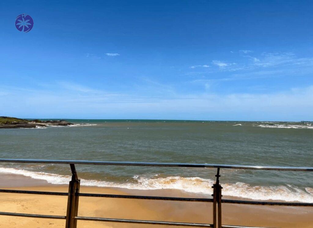 Imagem mostra praia tranquila e mar calmo em guarapari.