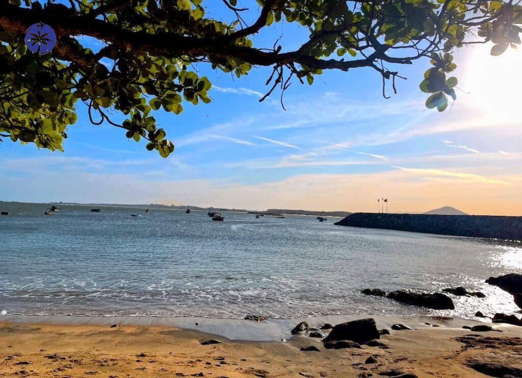 Imagem mostra Praia de Meaípe em Guarapari no Espírito Santo.
