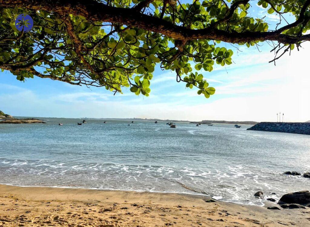 Imagem mostra mar calmo na Praia de Meaípe em Guarapari.