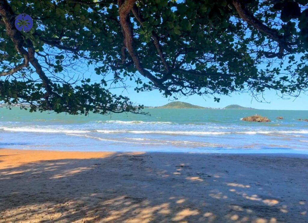 Imagem mostra Praia dos Adventistas em Guarapari.